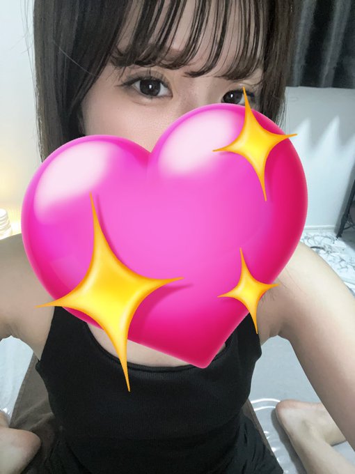 R’sSPA なな｜タンクトップ姿でマットの上に横たわる可愛いセラピスト