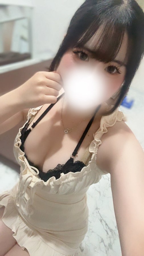 R’sSPA なる|高田馬場の巨乳セラピストが見せるキュートなミニワンピ姿と谷間ショット