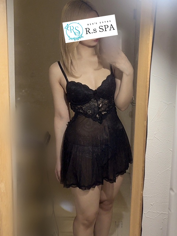 R’sSPA しおね｜講習の合間に見せたミニベビードール姿が愛らしい人気セラピスト