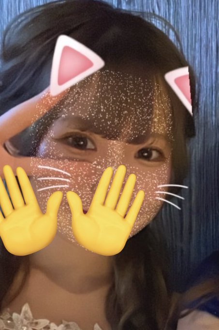 高田馬場R’sSPA なな|ヘアメイク後にピースするプライベート風ショットのセラピスト写真