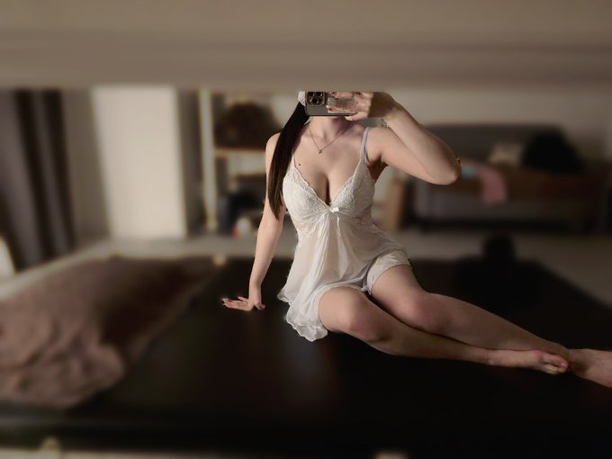 ベビードール姿で美しい脚線美を見せるR’sSPAセラピスト・あゆかの写真。