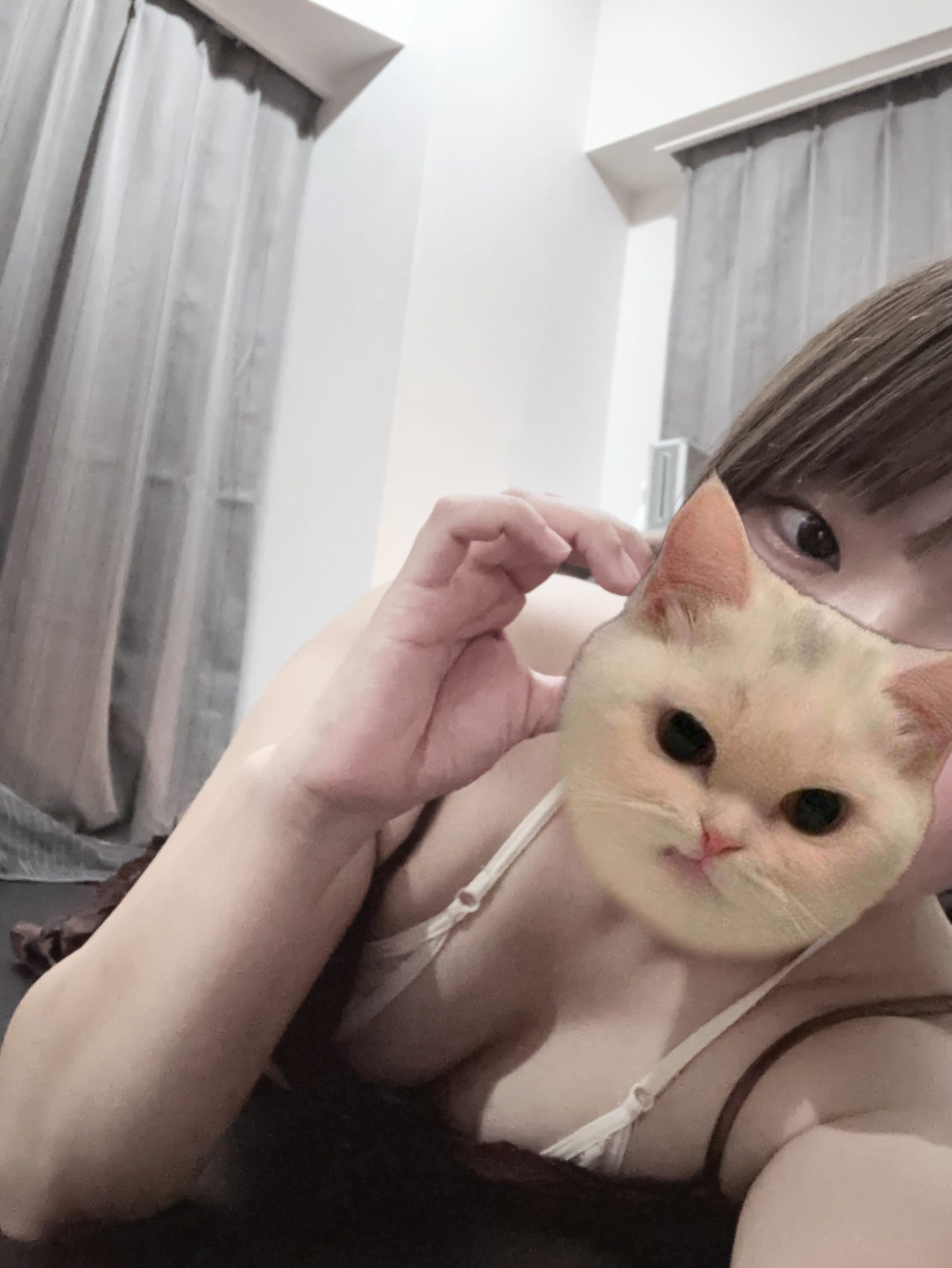 R’sSPA なな｜寝ながらポーズで魅せる谷間とハートが印象的なセラピスト写真