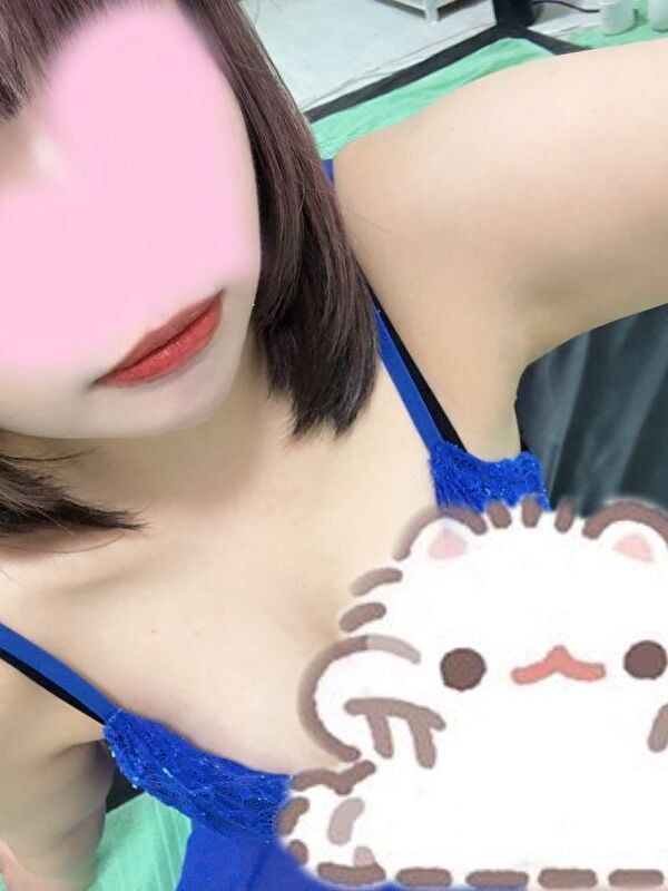 ブルーのランジェリーを着用した女性セラピストのデコルテから上半身のイメージカット