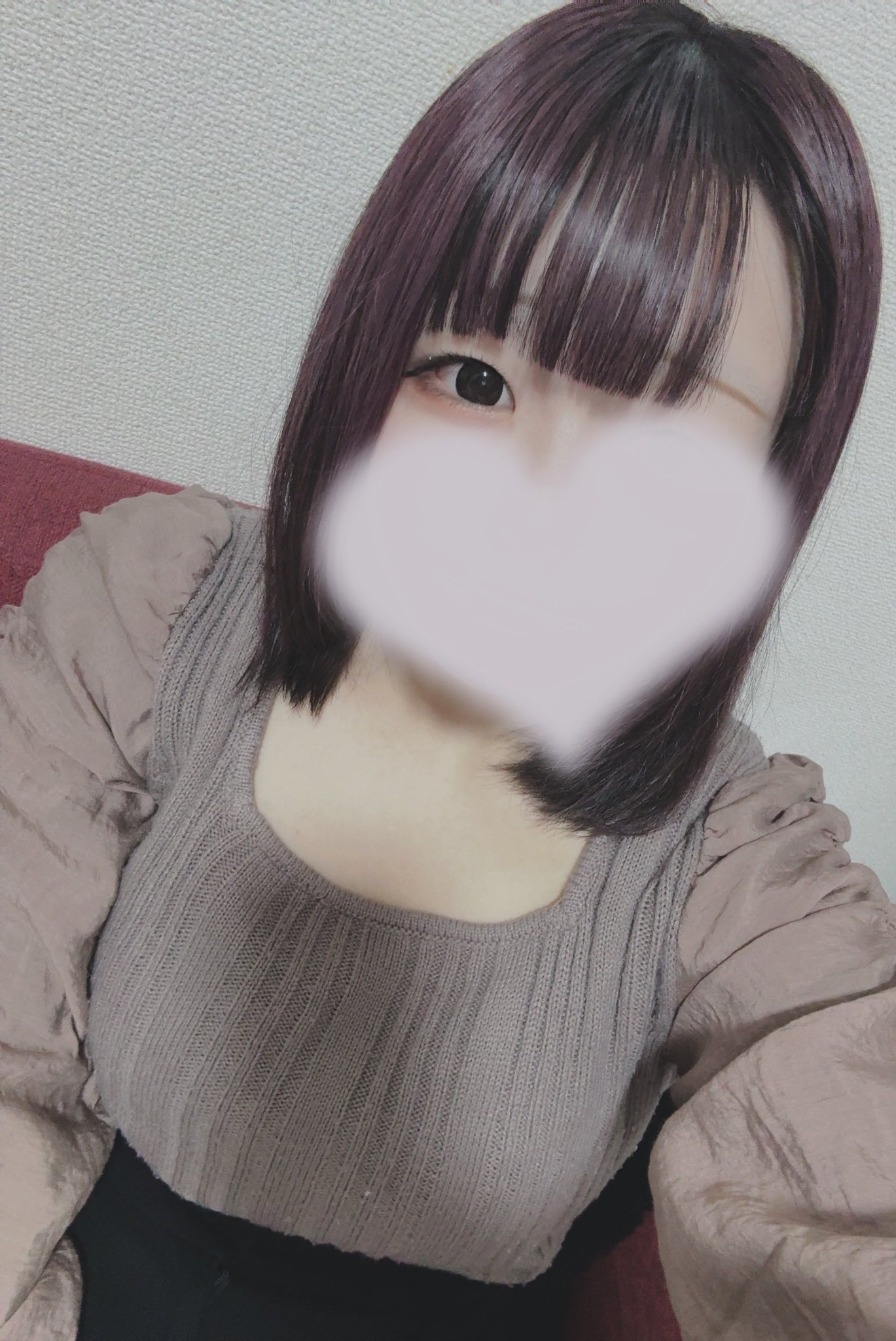 ブラウン系トップスを着用し、ボルドーボブヘアが印象的な女性セラピストのポートレート